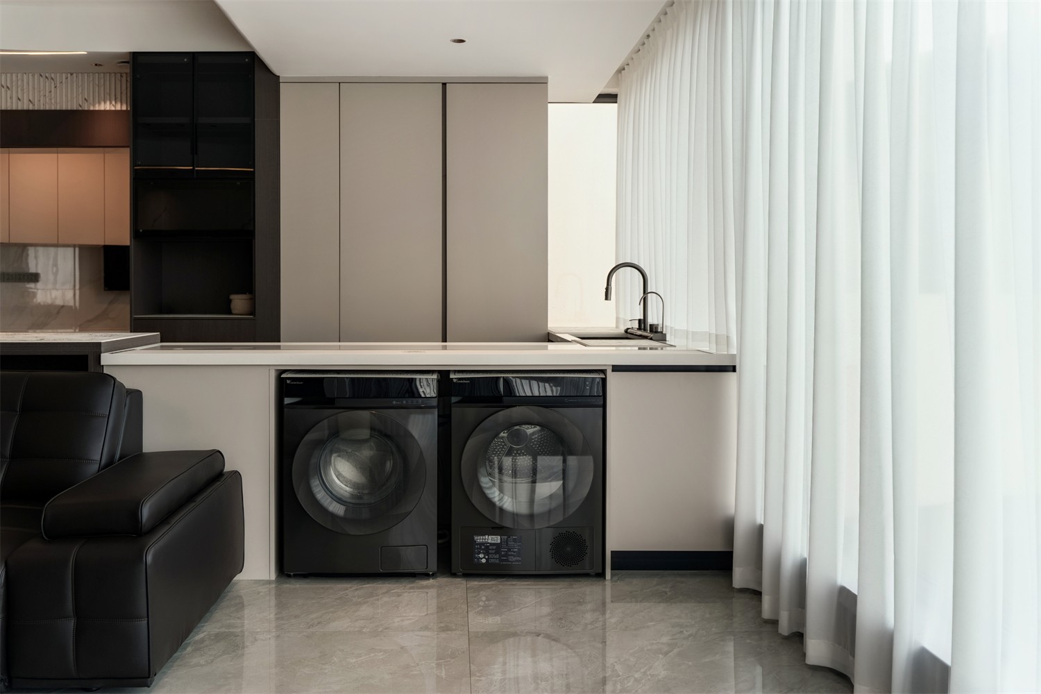 華發(fā)國賓壹號140平現(xiàn)代輕奢陽臺裝修完工實景圖