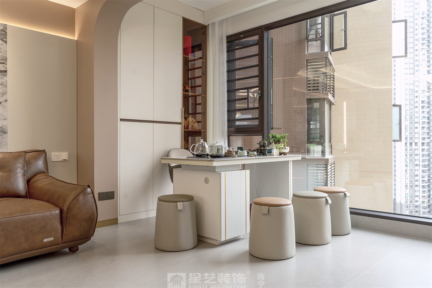 龍光天瀛140平意式輕奢陽臺品茗區(qū)裝修完工實(shí)景圖
