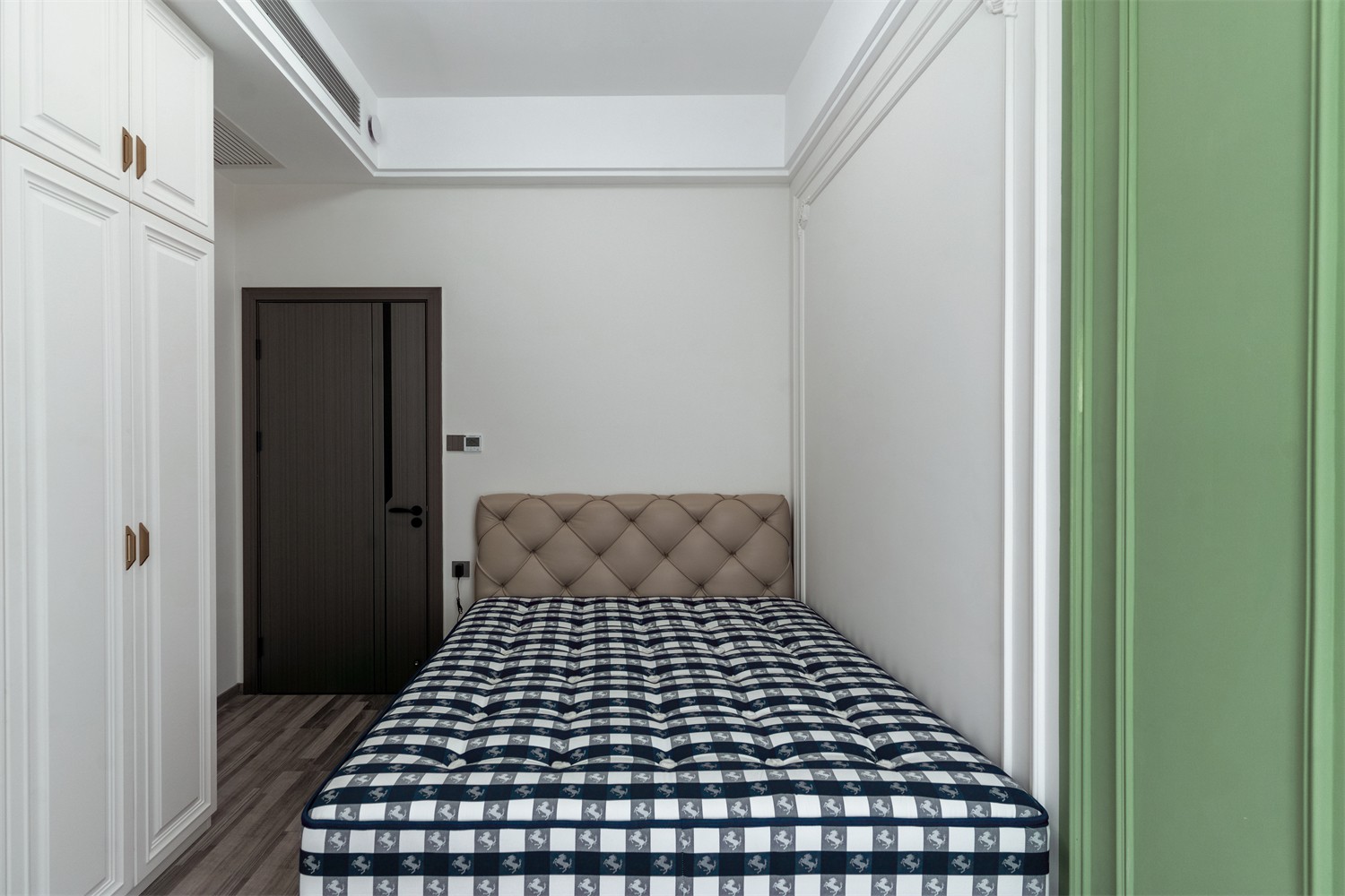 華發(fā)國賓壹號140平現(xiàn)代輕奢臥室裝修完工實景圖