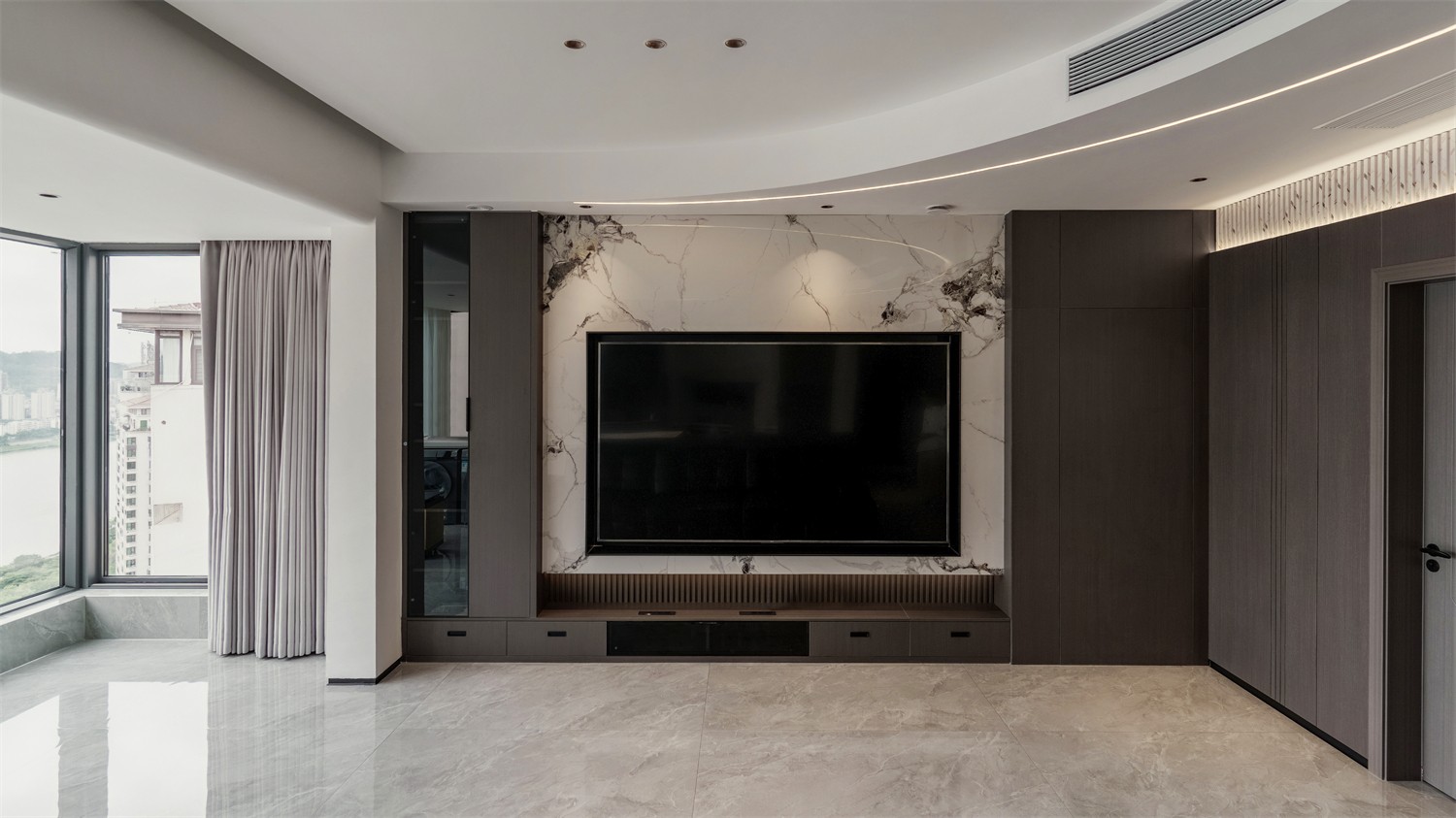 華發(fā)國賓壹號140平現(xiàn)代輕奢客廳裝修完工實景圖