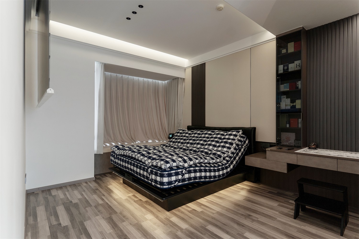 華發(fā)國賓壹號140平現(xiàn)代輕奢臥室裝修完工實景圖