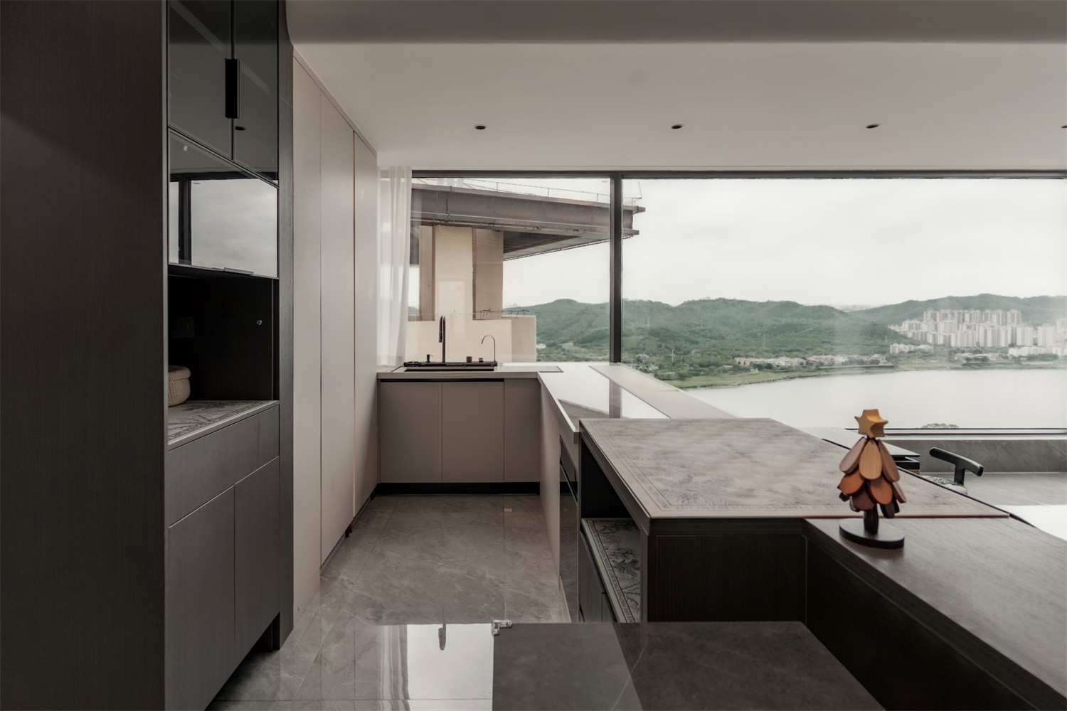 華發(fā)國賓壹號140平現(xiàn)代輕奢廚房裝修完工實景圖