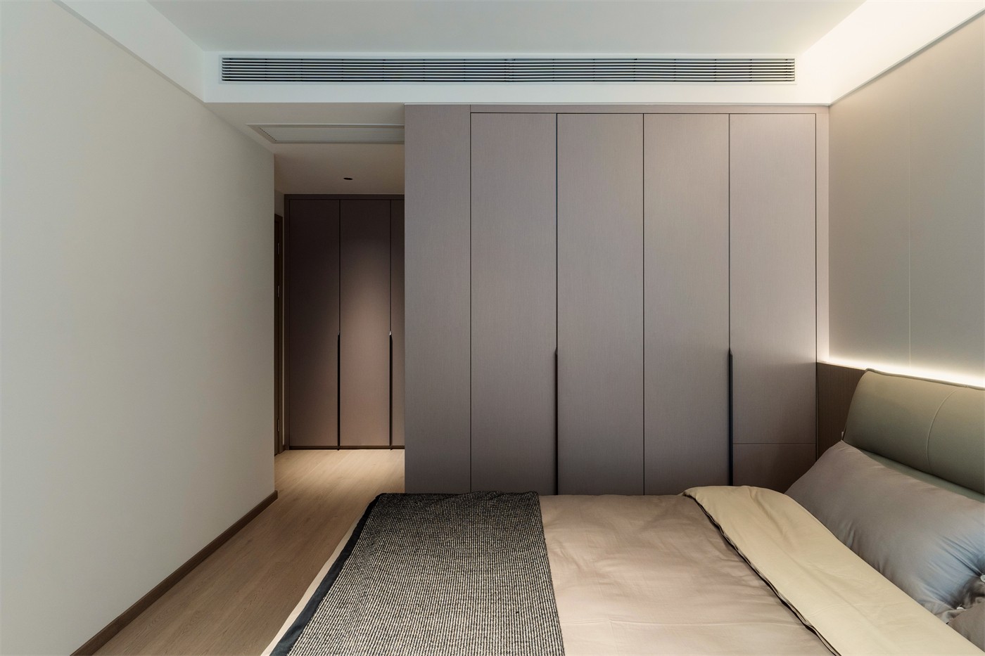 保利天悅臺143平現(xiàn)代風格臥室裝修實景圖