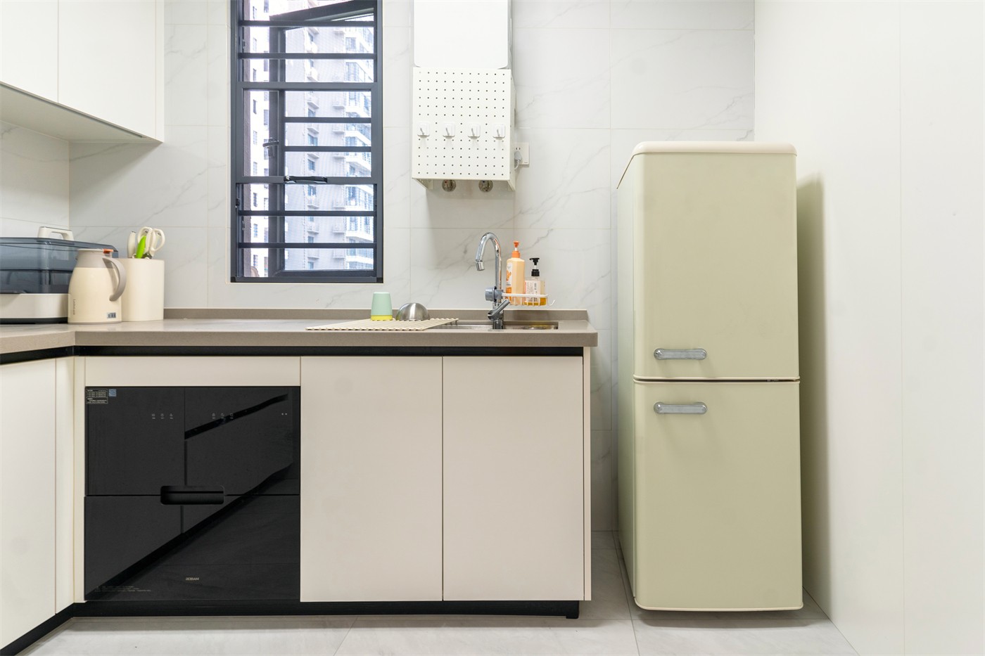 保利領(lǐng)秀廣場75平奶油風(fēng)廚房裝修實景圖