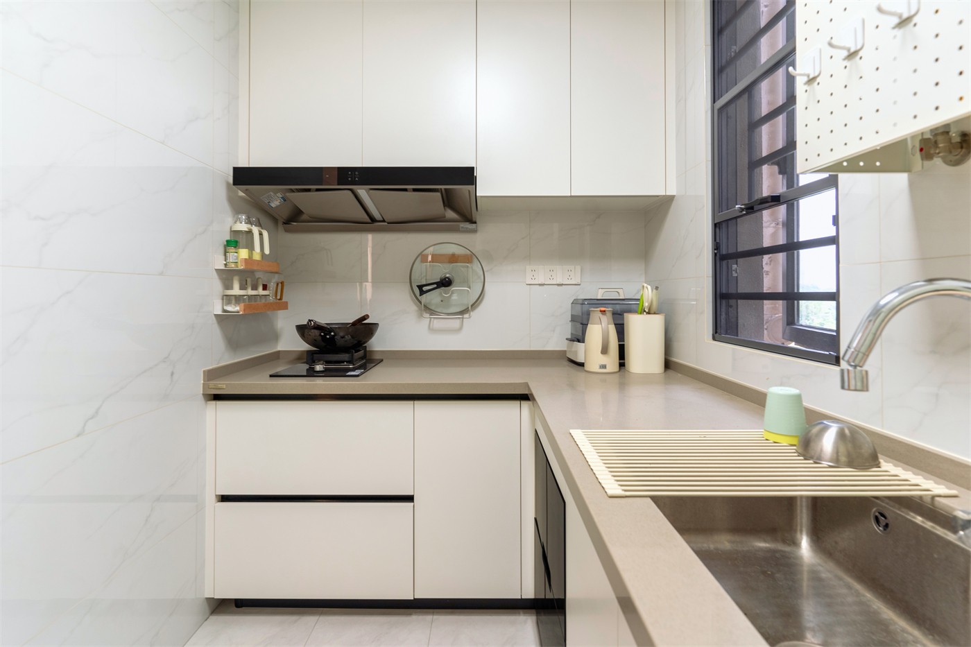 保利領(lǐng)秀廣場75平奶油風(fēng)廚房裝修實景圖