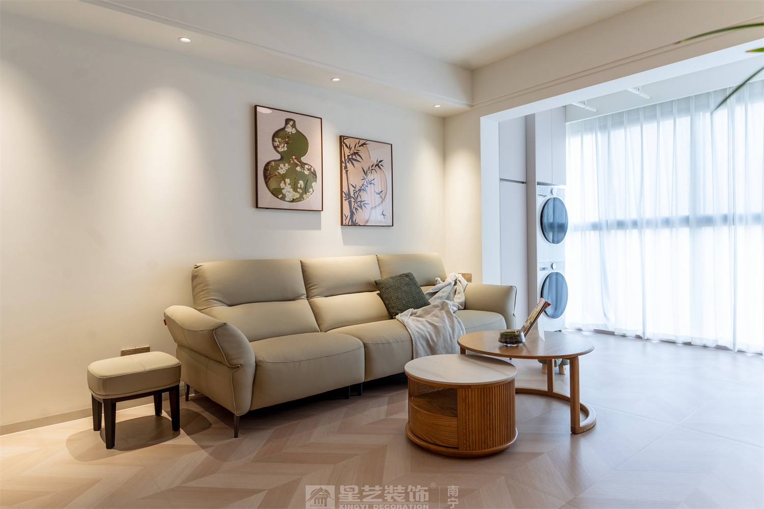 華潤(rùn)西園悅府86平原木風(fēng)客廳裝修完工實(shí)景圖