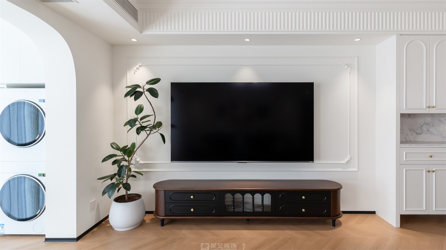 東方尊府118平中古風(fēng)客廳裝修完工實(shí)景圖