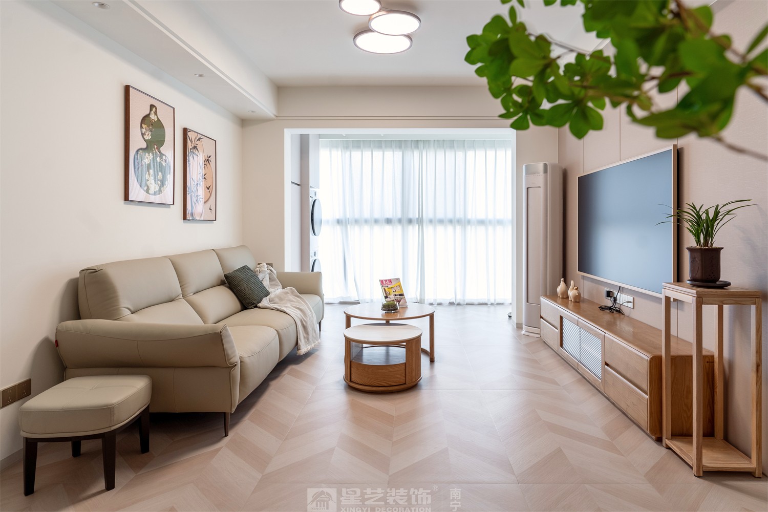 華潤(rùn)西園悅府86平原木風(fēng)客廳裝修完工實(shí)景圖