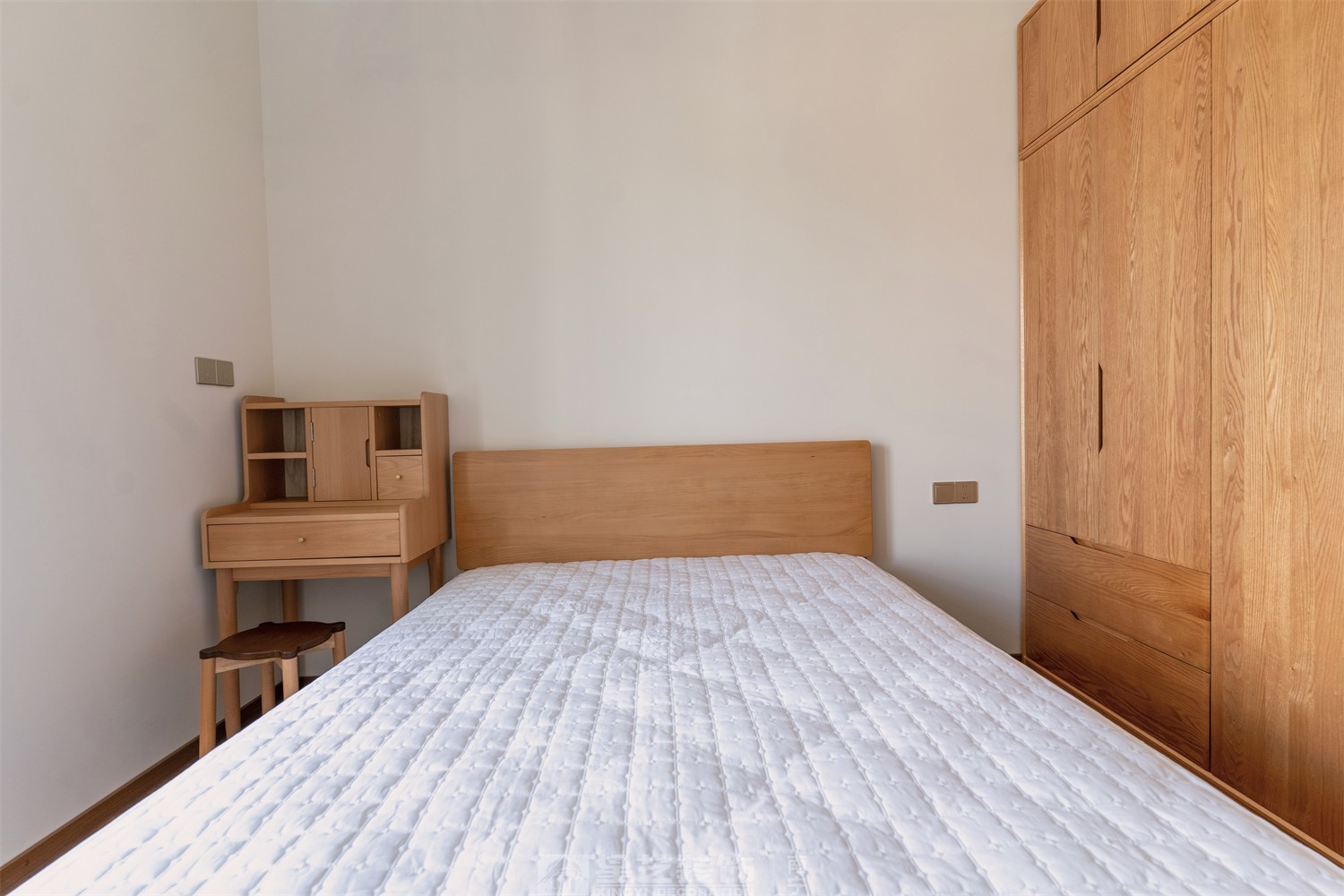 華潤(rùn)西園悅府86平原木風(fēng)臥室裝修完工實(shí)景圖