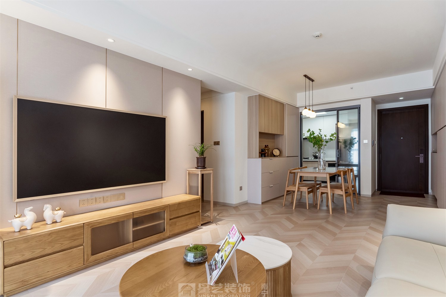 華潤(rùn)西園悅府86平原木風(fēng)客廳裝修完工實(shí)景圖