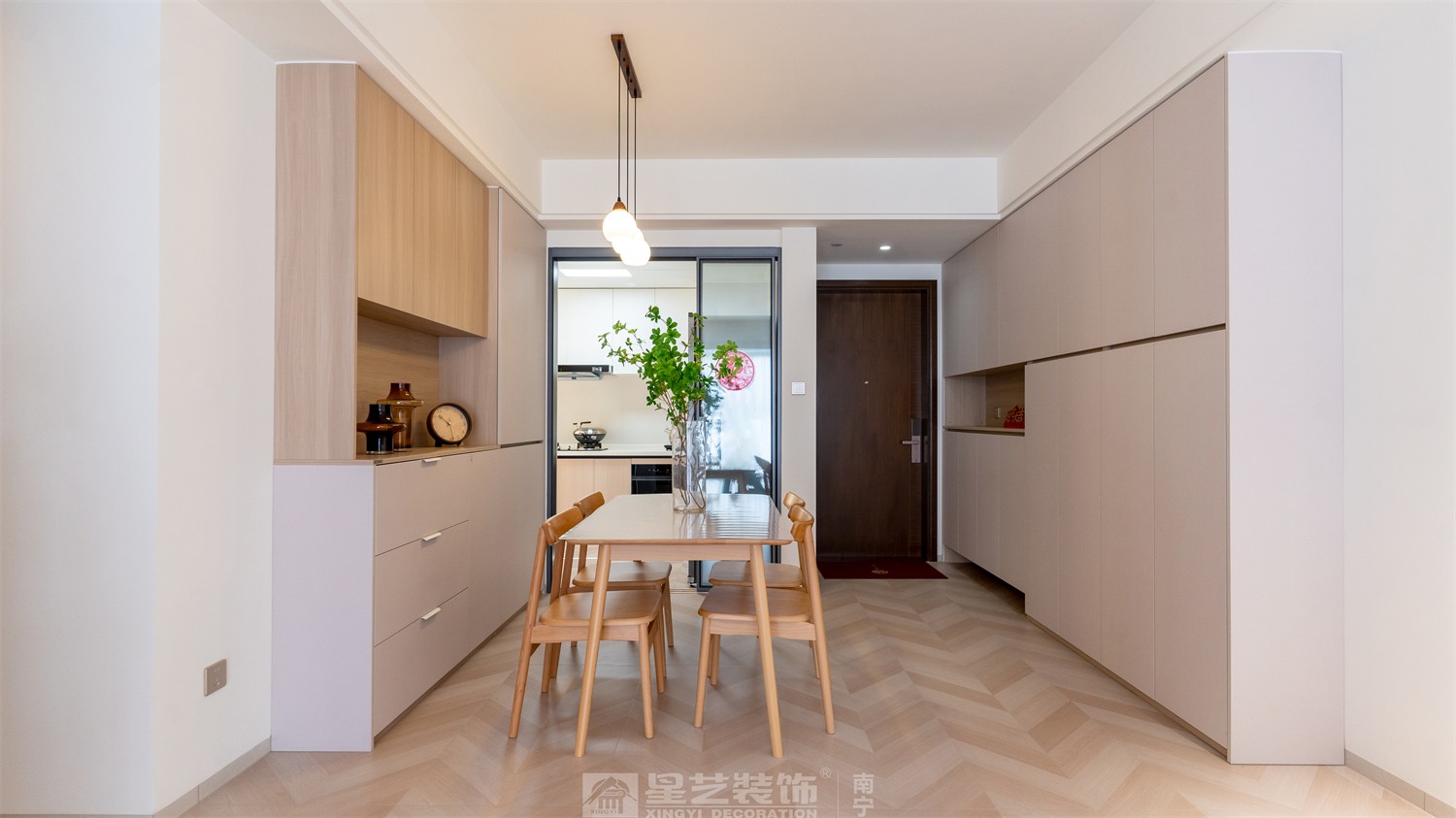 華潤(rùn)西園悅府86平原木風(fēng)餐廳裝修完工實(shí)景圖