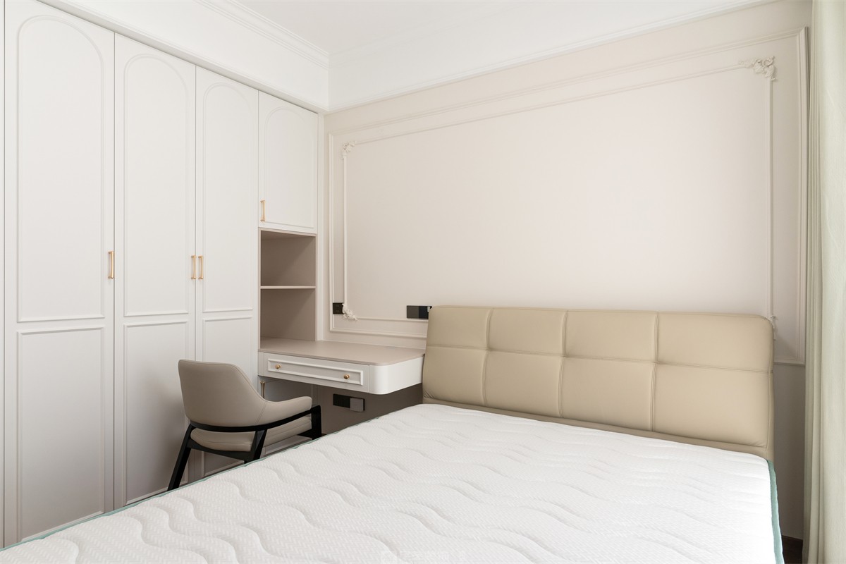 建發(fā)縵云143平法式風格臥室裝修實景圖