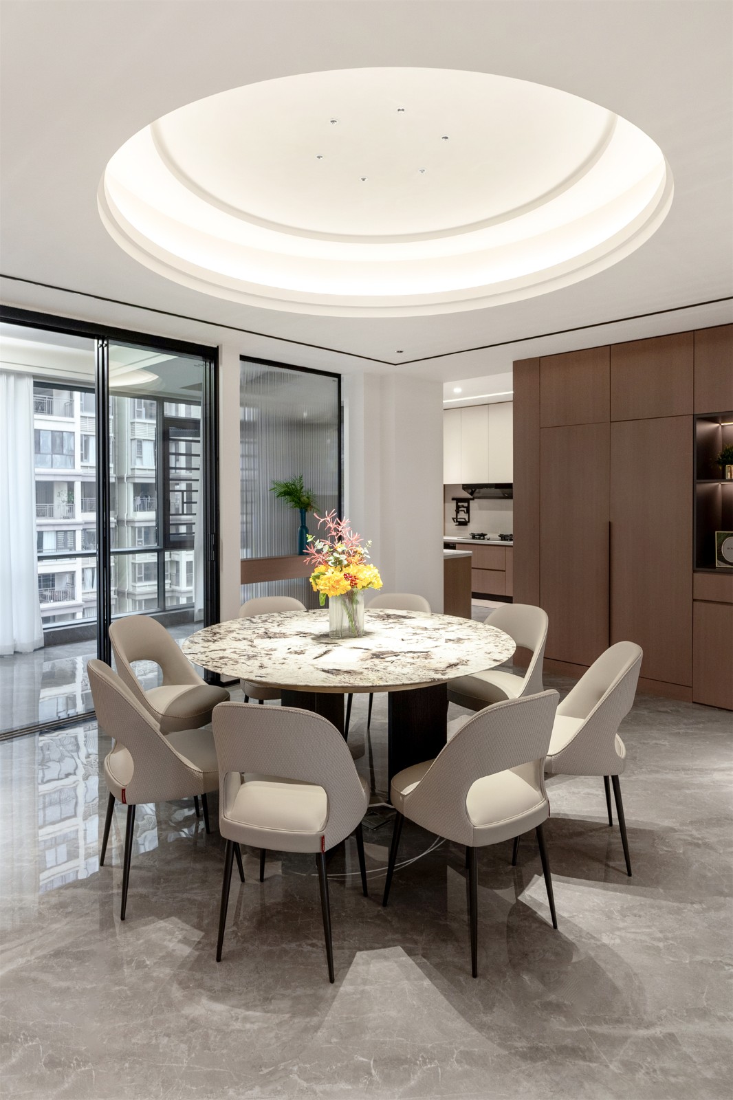 龍光玖瓏湖271平現(xiàn)代風(fēng)格餐廳裝修實(shí)景圖